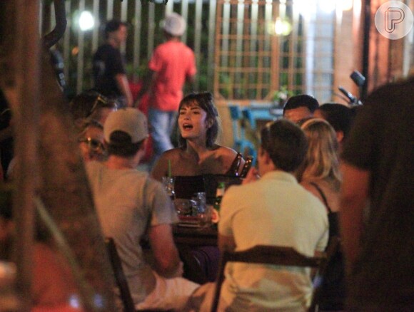 Maria Casadavell curte bar na companhia de amigos no Rio, em 19 de janeiro de 2014