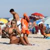 Yasmin Brunet curtiu a segunda-feira de sol na praia de Ipanema, no Rio