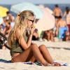 Yasmin Brunet curtiu a segunda-feira de sol na praia de Ipanema, no Rio