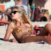A modelo, filha de Luiza Brunet, exibiu seu corpo sequinho de formas perfeitas nas areias da praia