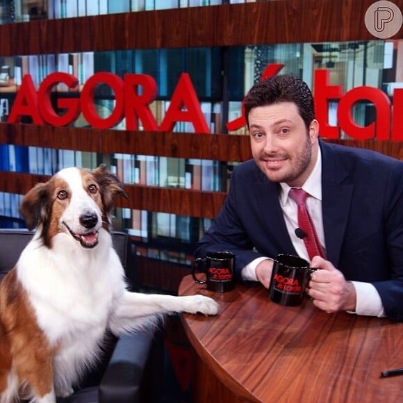 Danilo Gentilli faz talk show com cachorro no programa 'Agora é Tarde', da Band
