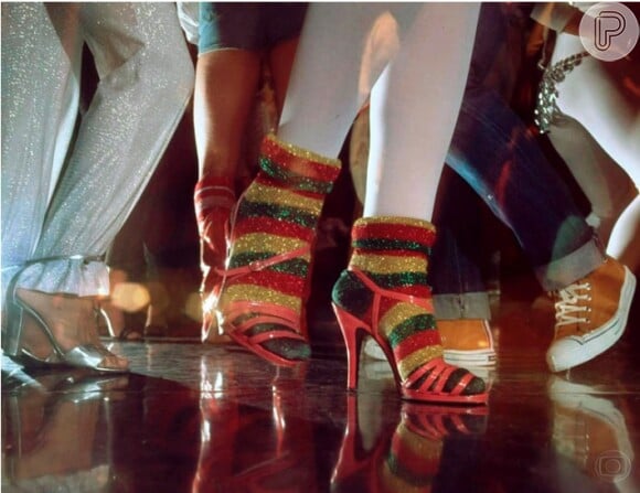 As meias de lurex usadas com sandálias de salto alto e fino, do figurino de Julia (Sonia Braga) em ''Dancin' Days', viraram moda
