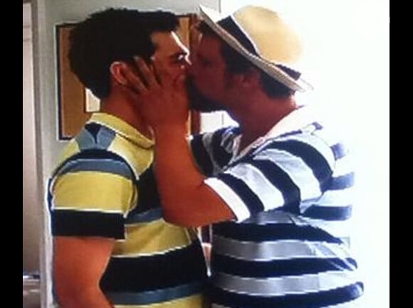 'BBB13' tem beijo gay entre o brother Aslan e o namorado, Arthur, na estreia