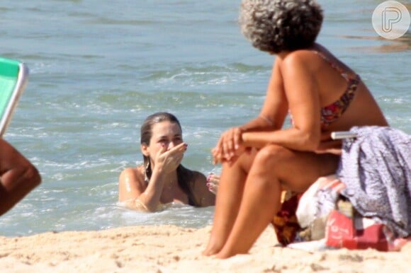 Cláudia Abreu mergulha no mar da praia do Leblon neste sábado, 25 de janeiro de 2014