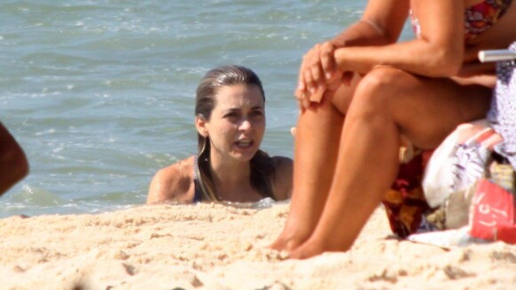 Cláudia Abreu aproveita dia de sol com a família em praia carioca