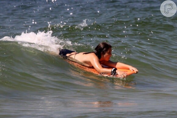 Maria, filha mais velha de Cláudia Abreu e José Henrique Fonseca, pega onda na praia do Leblon, no Rio de Janeiro, na manhã deste sábado, 25 de janeiro de 2014