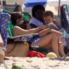Cláudia Abreu curte praia com a família na praia do Leblon, no Rio