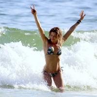 Grazi Massafera aparece feliz e em boa forma durante tarde na praia, no Rio