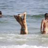 Grazi Massafera curte tarde de sol na praia da Barra da Tijuca e esbanja bom humor na companhia de uma amiga