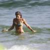 Grazi sai do mar e corre na areia para se vestir. Antes de deixar a praia a atriz atendeu ao pedido de fotos com fãs