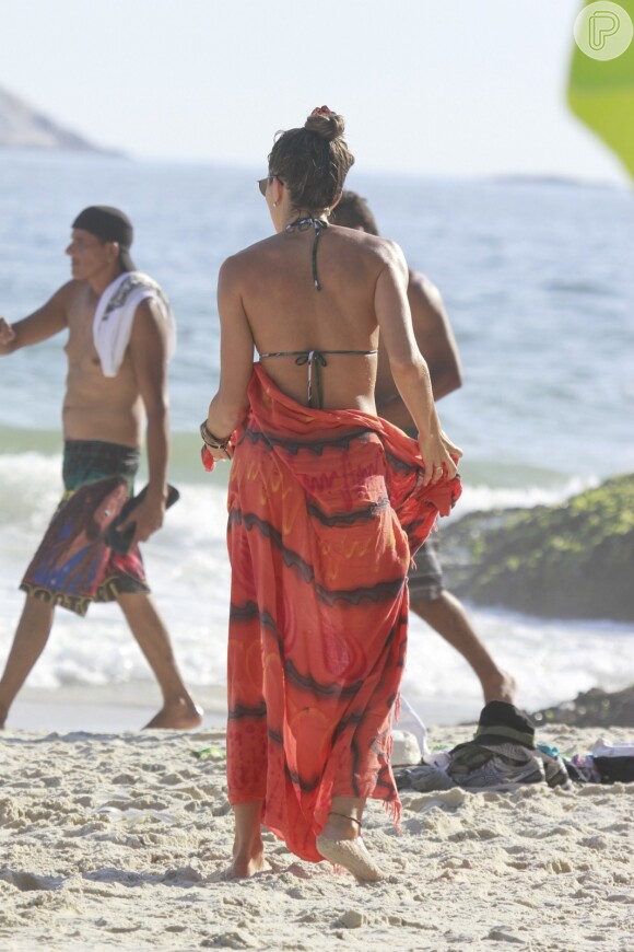 A atriz se enrola na canga de praia antes de posar para foto com um fã