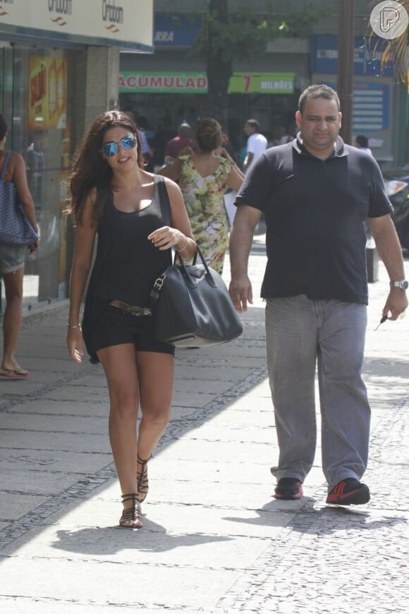 Juliana Paes vai embora do shopping na Barra após comprar um colchão