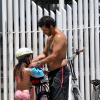 Marcos Palmeira coloca o capacete na filha, Júlia