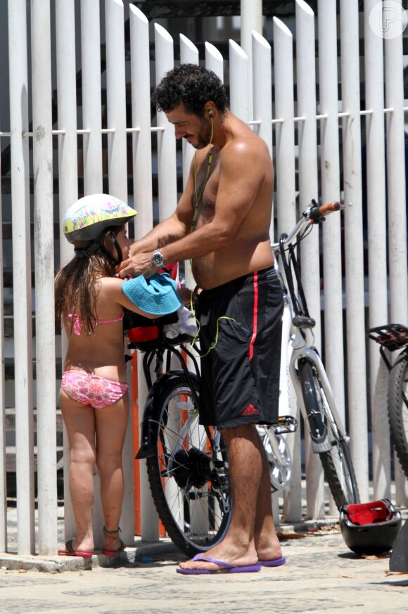 Marcos Palmeira coloca o capacete na filha, Júlia