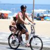 Marcos Palmeira curte praia com a filha, Júlia, e depois pedala na orla da praia de Ipanema, no Rio, em 29 de janeiro de 2014