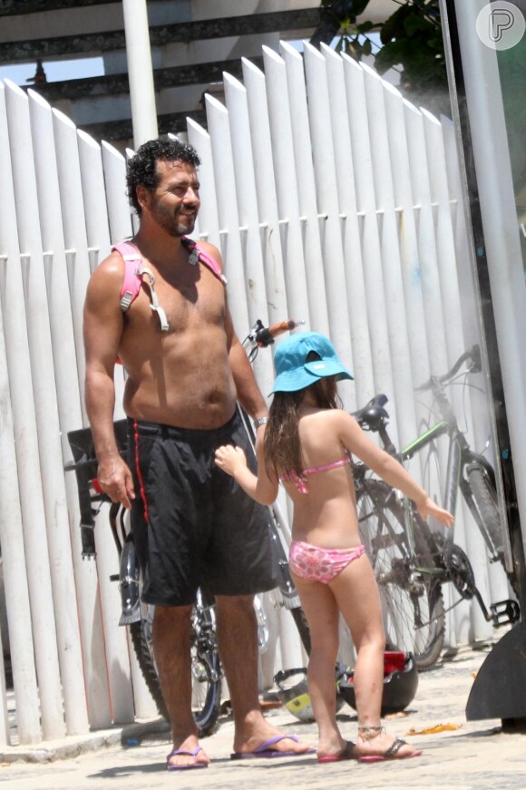 Marcos Palmeira curte praia com a filha, Júlia