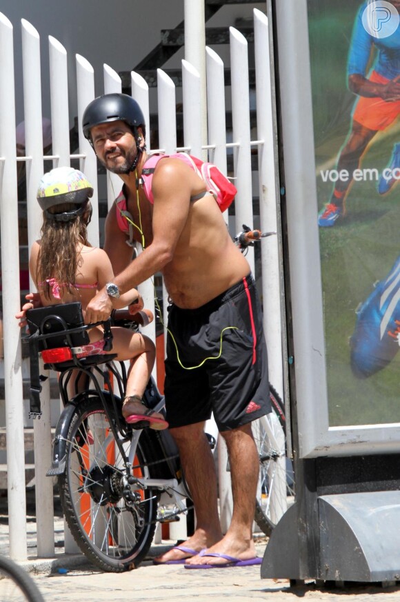 Marcos Palmeira coloca a filha, Júlia, na garupa da bicicleta
