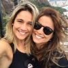 Fernanda Gentil e a namorada, Priscila Montandon, curtem roda de samba no Vidigal