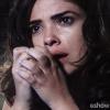 Aline (Vanessa Giácomo) chora e afirma que ama o marido e o filho, em 'Amor à Vida'