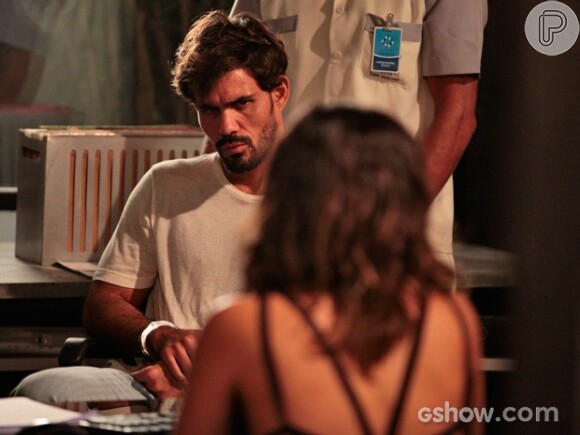 Ainda ferido, Ninho (Juliano Cazarré) fica cara a cara com Aline (Vanessa Giácomo) para fazer uma acareação, em 'Amor à Vida'