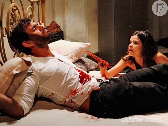 Aline (Vanessa Giácomo) esfaqueou Ninho (Juliano Cazarré) e o deixou amarrado a uma cama, trancado no galpão, para sangrar até morrer, em 'Amor à Vida'