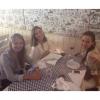 Isis Valverde foi com duas amigas a um badalado restaurante de Belo Horizonte