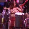 Anitta invadiu o palco durante a apresentação do Harmonia do Samba deu show na percussão