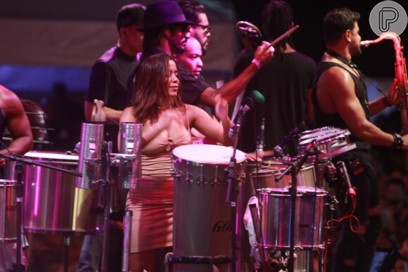 Anitta invadiu o palco durante a apresentação do Harmonia do Samba deu show na percussão
