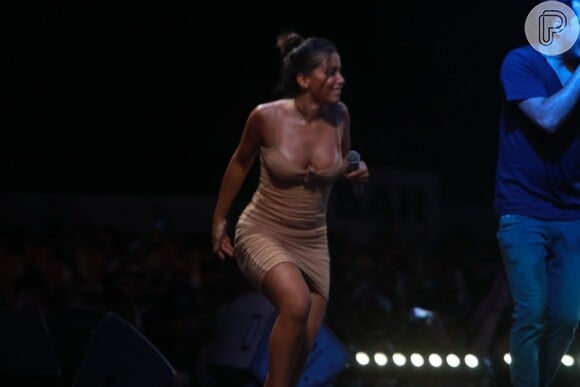 Decote usado por Anitta exaltou o bronze da cantora na marquinha de biquíni