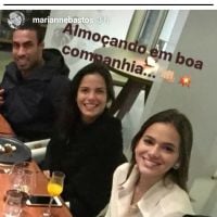 Bruna Marquezine posa abraçada a Neymar em restaurante com amigos: 'Desfrutando'