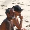 Paolla Oliveira e o diretor Rogério Gomes foram flagrados em dia na praia em 2015
