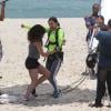 Julia Lemmertz e Vanessa Gerbelli gravam cena de 'Em Família' na praia da Reserva, na Zona Oeste do Rio de Janeiro, em 30 de janeiro de 2014