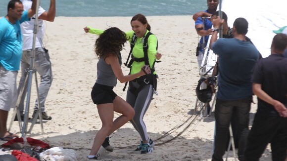Julia Lemmertz e Vanessa Gerbelli gravam novela 'Em Famíllia' em praia carioca
