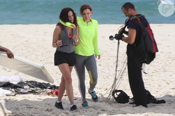 Julia Lemmertz e Vanessa Gerbelli se abraçam em cena da novela 'Em Família'