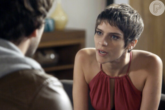 Letícia (Isabella Santoni) flagra beijo de Tiago (Humberto Carrão) em Marina (Alice Wegmann), na novela 'A Lei do Amor'