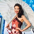 Li ZhenYing, de 23 anos é a Miss China. Ela brilhou ao vestir um modelito com caracterísitcas de seu país