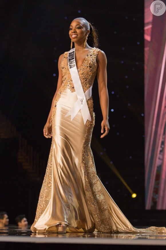 Entre as mais velhas da competição, com 26 anos, Soyini Asanti Fraser representa a Guyana e escolheu um vestido glamouroso para um dos desfiles