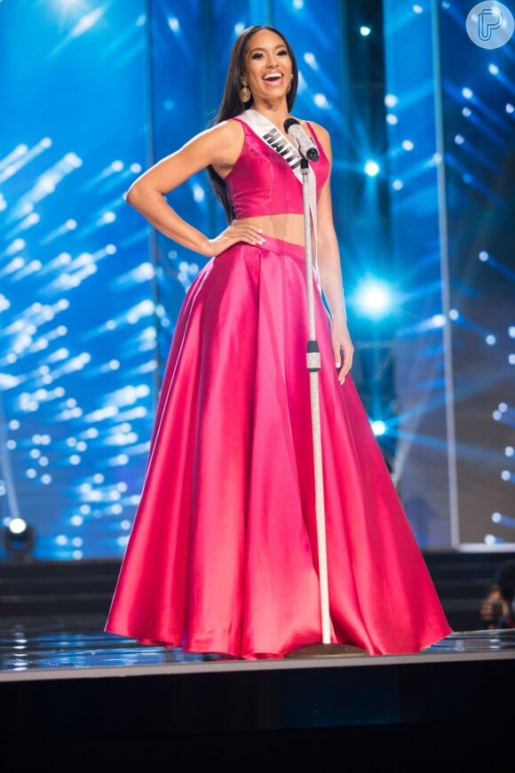 A Miss Haiti, Raquel Pelissier, tem 25 anos brilhou com o modelito cor-de-rosa da grife Sherri Hill