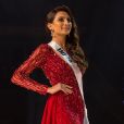 A Miss Índia, Roshmitha Harimurthy, de 22 anos, escolheu um look comportado para o desfile que antecede a competição, na quinta-feira, 26 de janeiro de 2017