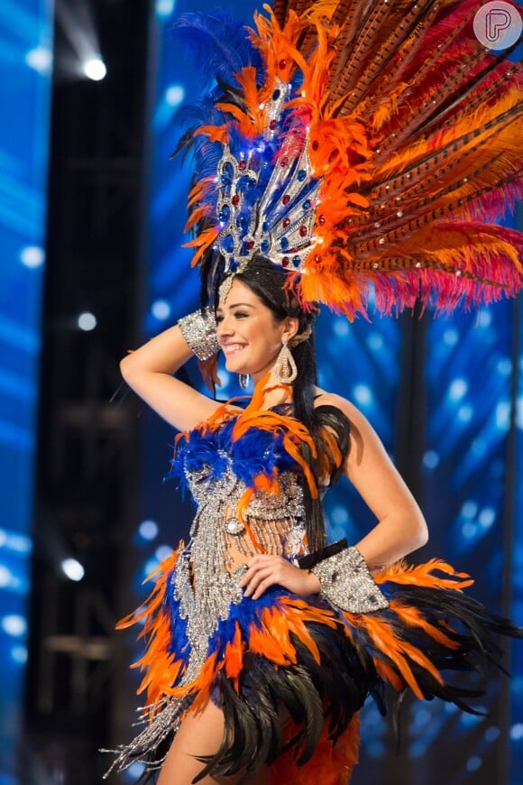 A Miss Malta com roupa típica de seu país. Martha Fenech, concorrendo ao Miss Universo, tem 26 anos