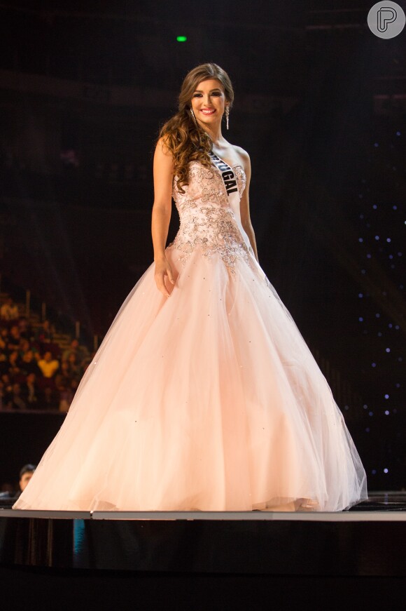 Miss Portugal, Flavia Brito, de 23 anos, mostrou seu estilo princesa com vestido rodado e de cor suave