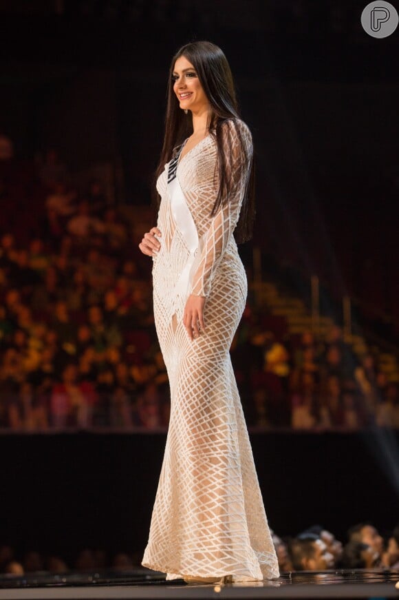 A Miss Turquia mostrou sua boa forma à bordo de um modelito branco. Tansu Sila Cakir tem 21 anos e concorre ao Miss Universo