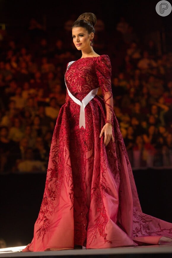 A Miss Ucrânia mostrou elegância em um vestido estilo medieval. O nome da candidata é Alena Spodynyuk e ela é uma das mais jovens, com 19 anos