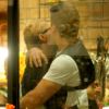 Xuxa Meneghel ganha beijo e abraço do namorado, Junno Andrade, na noite desta quarta-feira, 26 de janeiro de 2017