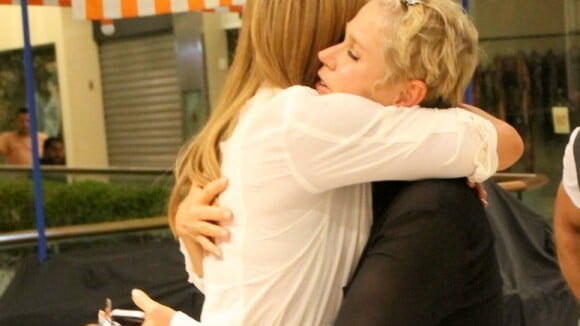 Xuxa Meneghel ganha abraço de Ivete Sangalo após cinema juntas: 'Miguxa'. Fotos!