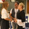Ivete Sangalo, Xuxa Meneghel e Junno Andrade conversam na porta do cinema