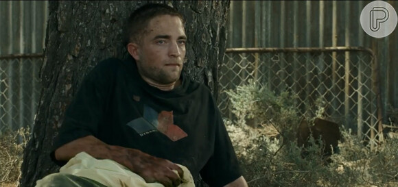 No longa, Robert Pattinson aparece bem diferente do papel de Edward Cullen, da saga 'Crepúsculo'