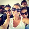 Em foto postada no Instagram, Isis Valverde aparece rodeada de amigos durante férias em Belo Horizonte