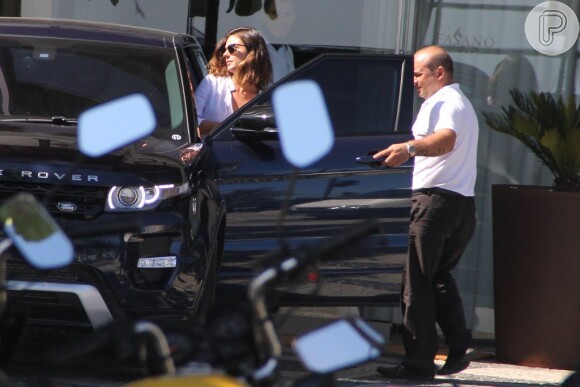 A atriz esteve no início do ano em Ipanema e foi fotografada em seu carro novo, uma Range Rover avaliada em R$ 600 mil