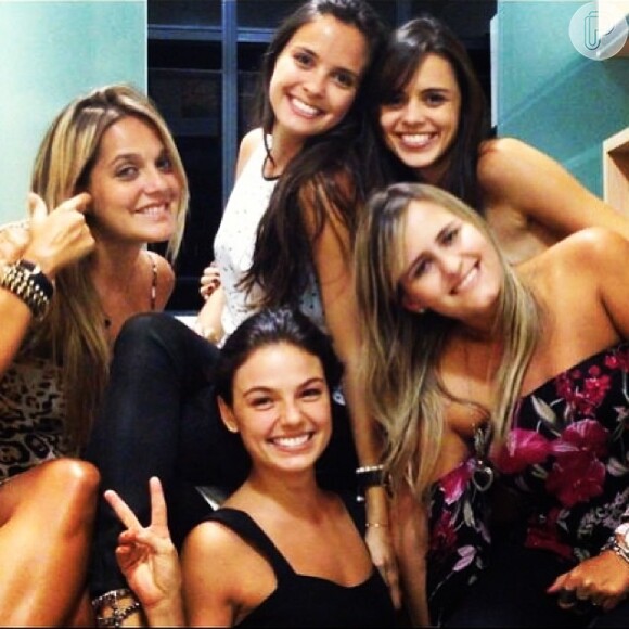 Isis Valverde compartilhou algumas fotos de sua viagem a Belo Horizonte na companhia das amigas